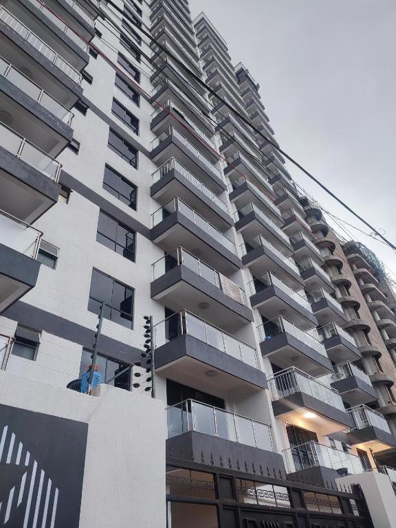Stayrest Safari Tours New 3 Bedroom Apartments In Kilimani Nairobi With Rooftop Pool Екстер'єр фото