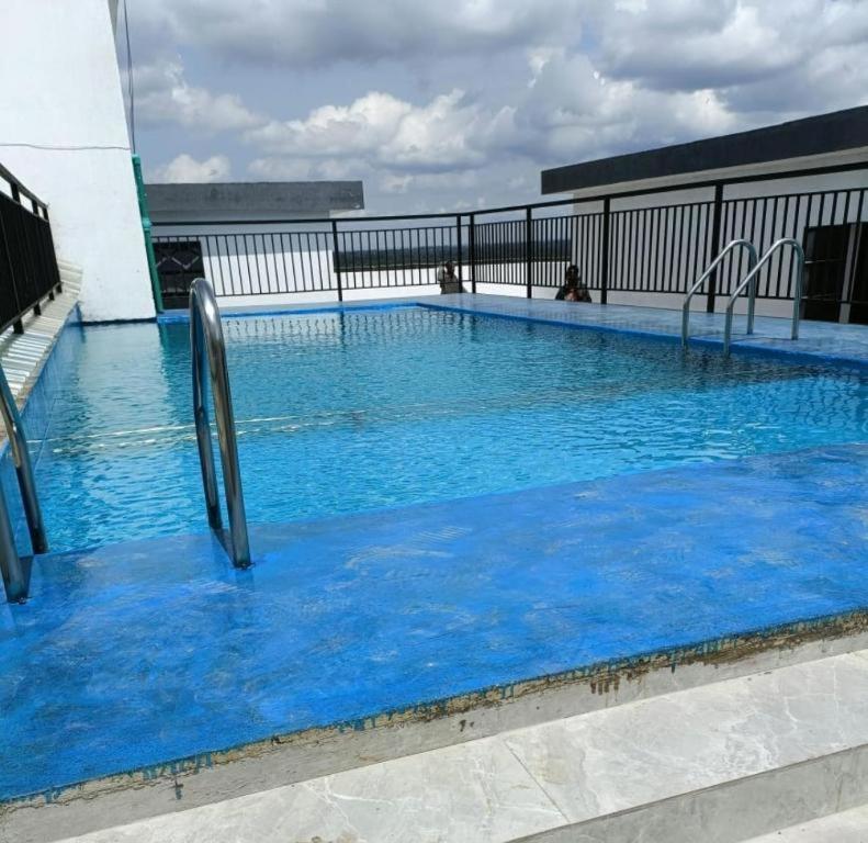 Stayrest Safari Tours New 3 Bedroom Apartments In Kilimani Nairobi With Rooftop Pool Екстер'єр фото